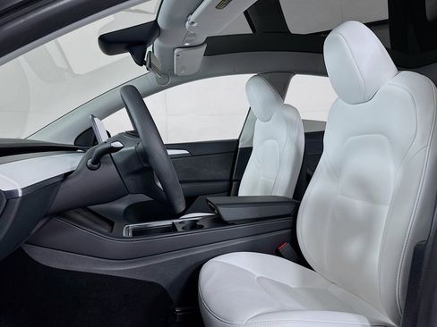 Used 2024 Tesla Model Y Long Range image 16