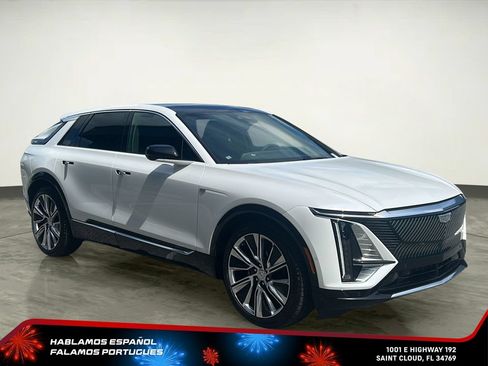 Certified 2025 Cadillac Lyriq Luxury AWD/4WD image 8