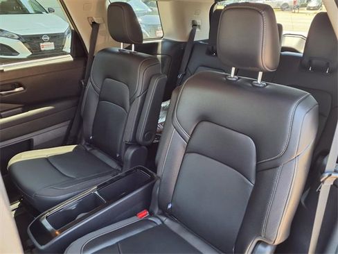 New 2025 Nissan Pathfinder SL image 11