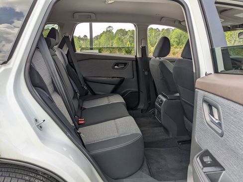 Used 2023 Nissan Rogue SV image 36