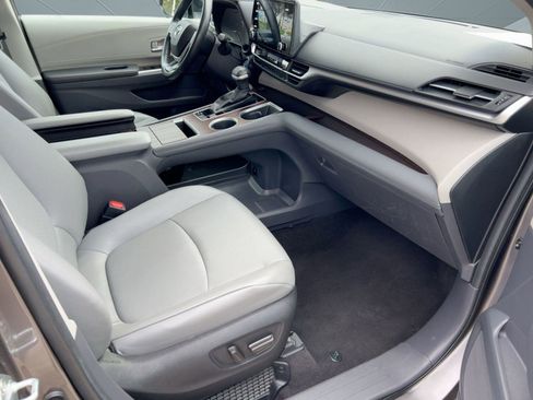 Used 2024 Toyota Sienna XLE image 32
