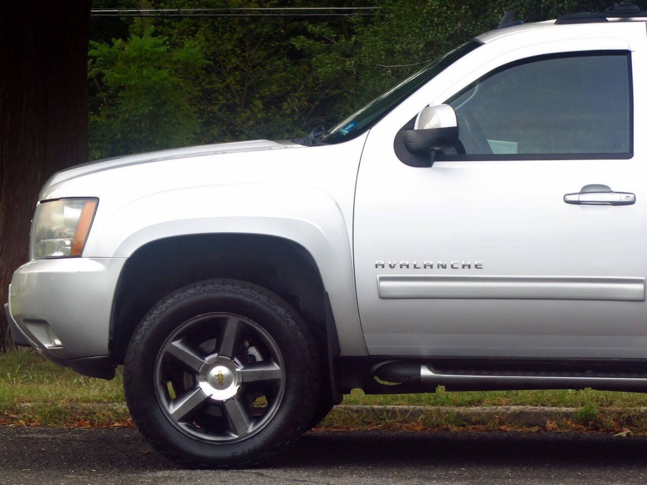 Used 2011 Chevrolet Avalanche LT w/ Luxury Package AWD/4WD image 26