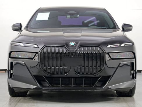 Used 2023 BMW 740i w/ Parking Assistance Package image 7