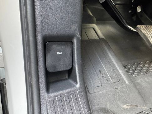 New 2026 Land Rover Defender 110 X-Dynamic SE image 18