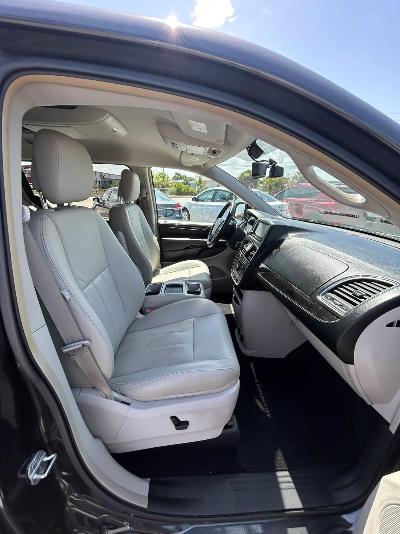 Used 2011 Chrysler Town & Country Touring-L FWD image 17