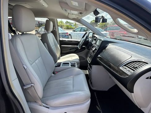 Used 2011 Chrysler Town & Country Touring-L FWD image 17