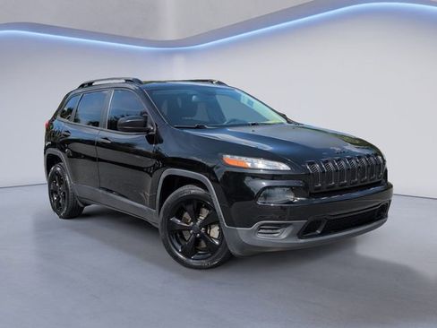 Used 2017 Jeep Cherokee Sport FWD image 2