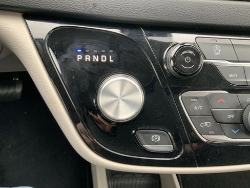 Used 2023 Chrysler Voyager LX image 45