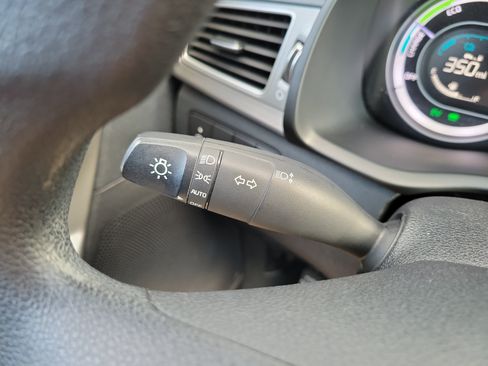 Used 2018 Kia Niro LX FWD image 29