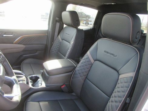 New 2026 GMC Canyon Denali image 15