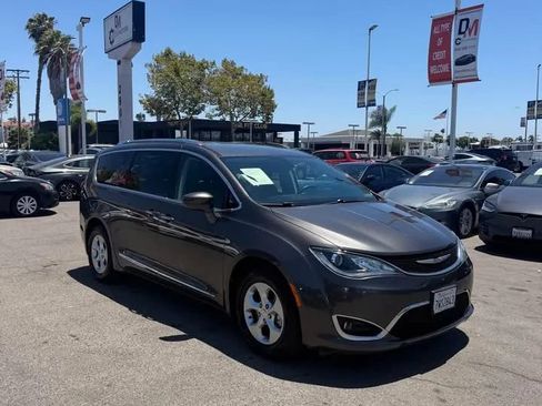 Used 2017 Chrysler Pacifica Touring-L Plus FWD image 3