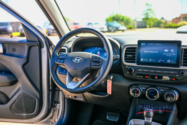 Used 2023 Hyundai Venue SEL FWD image 15