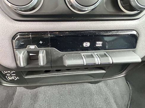 Used 2024 RAM 2500 Big Horn AWD/4WD image 18