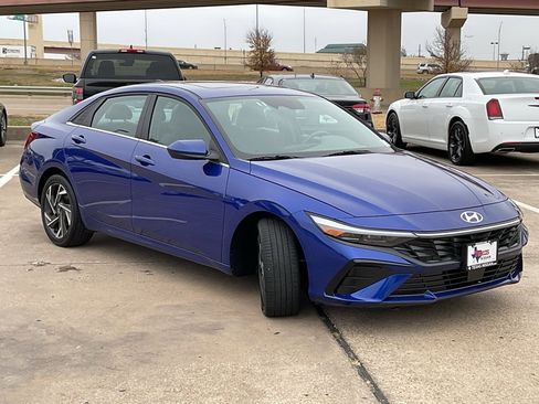 Used 2025 Hyundai Elantra SEL image 4