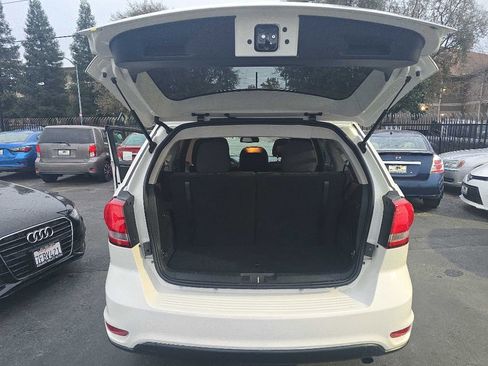 Used 2019 Dodge Journey SE w/ Premium Group image 18