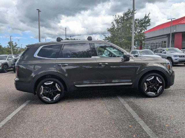 Used 2024 Kia Telluride EX w/ EX Captain's Chair Package AWD/4WD image 3