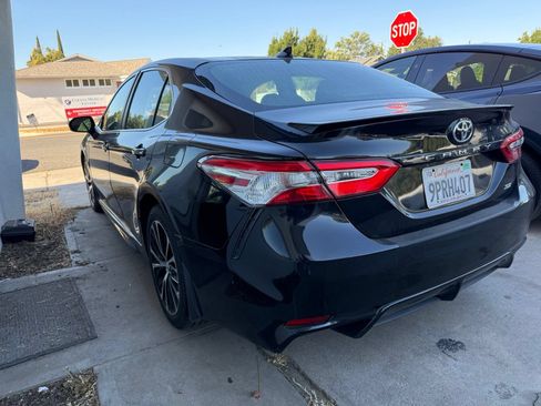 Used 2020 Toyota Camry SE w/ Convenience Package FWD image 3