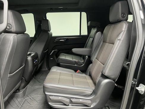 Used 2025 Chevrolet Suburban High Country image 41