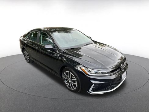 Used 2025 Volkswagen Jetta SE image 1