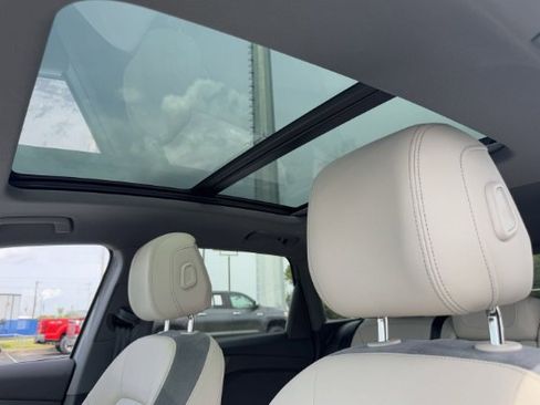 Used 2025 Audi Q4 e-tron Prestige image 12