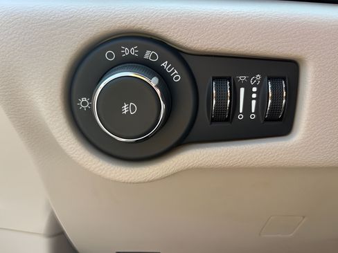 Used 2024 Chrysler Pacifica Touring-L FWD image 24