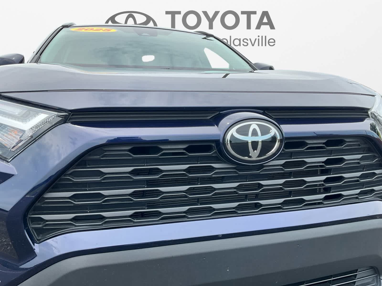 Used 2025 Toyota RAV4 XLE FWD image 23
