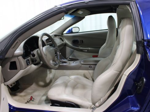 Used 2004 Chevrolet Corvette Coupe w/ Preferred Equipment Group RWD image 3