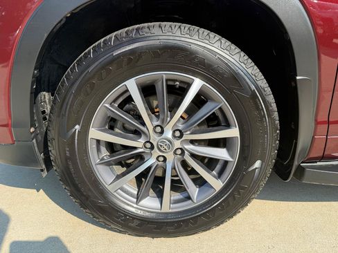 Used 2017 Toyota Highlander XLE FWD image 7