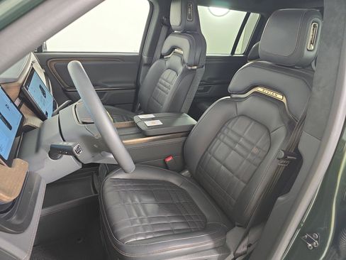 Used 2025 Rivian R1S Premium image 20