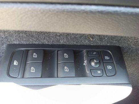 Used 2023 Volvo XC40 B5 Core AWD/4WD image 18