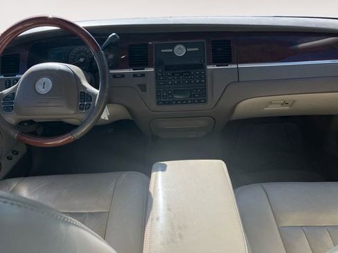 Used 2003 Lincoln Town Car Signature image 10