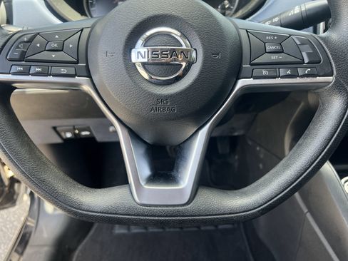 Certified 2023 Nissan Versa SV FWD image 11