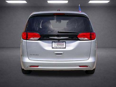 Used 2023 Chrysler Voyager LX FWD image 5