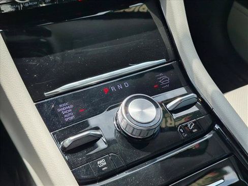 Used 2022 Jeep Grand Cherokee Overland w/ Advanced Protech Group III AWD/4WD image 12
