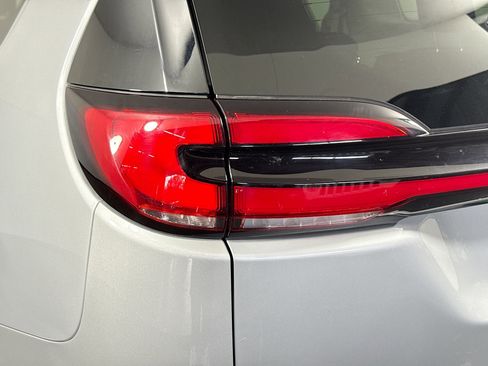 Used 2024 Chrysler Pacifica Limited image 34