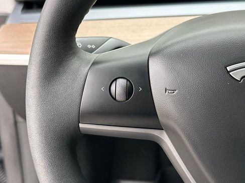 Used 2024 Tesla Model Y Long Range image 36