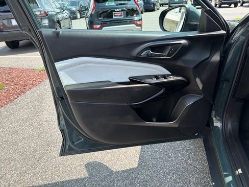 Used 2025 Chevrolet Trax LT FWD image 11