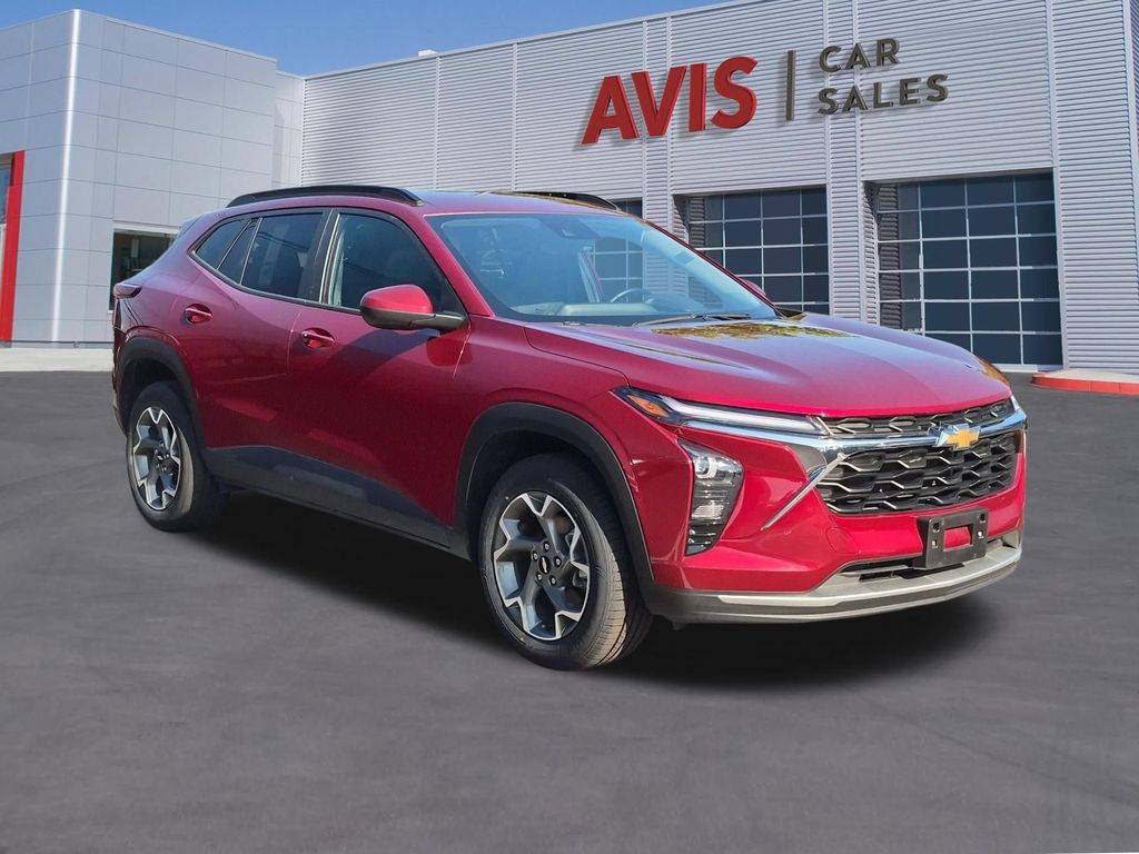 Used 2025 Chevrolet Trax LT w/ LT Convenience Package FWD image 3
