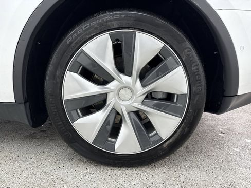 Used 2022 Tesla Model Y Long Range image 44