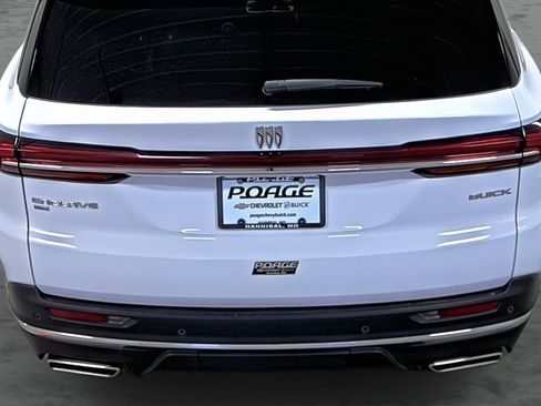 Used 2025 Buick Enclave Preferred AWD/4WD image 11