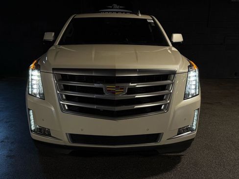 Used 2015 Cadillac Escalade Luxury AWD/4WD image 9