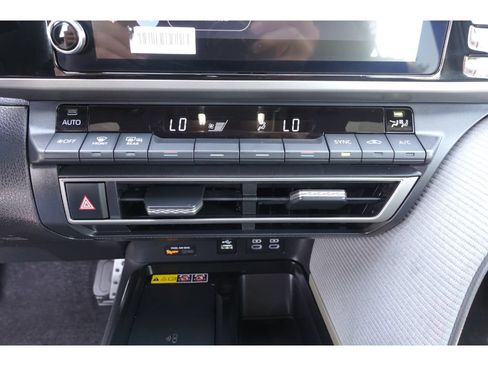Used 2025 Toyota Camry SE w/ Convenience Package FWD image 19