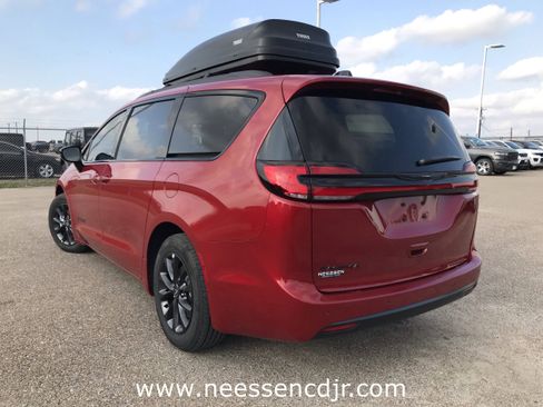 New 2025 Chrysler Pacifica Select w/ Fav Edition Package image 5