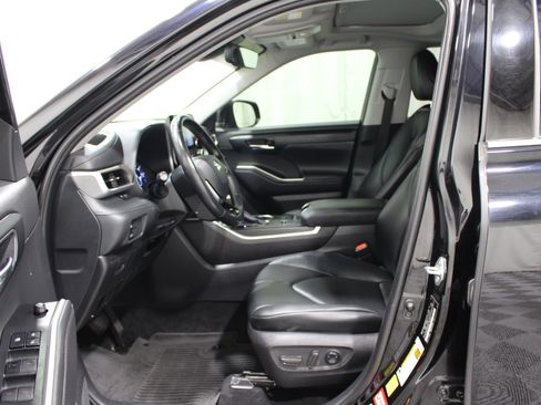 Used 2020 Toyota Highlander XLE AWD/4WD image 3