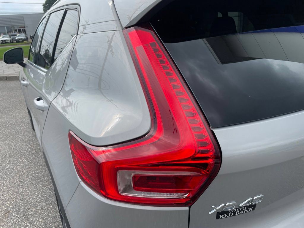 Used 2025 Volvo XC40 B5 Plus AWD/4WD image 11