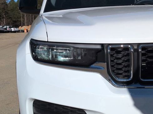 Used 2023 Jeep Grand Cherokee Laredo X image 9