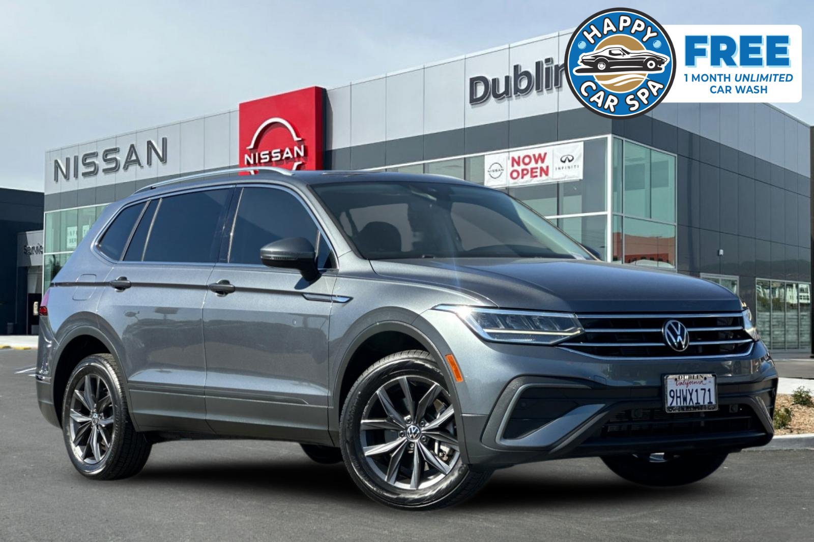 Used 2023 Volkswagen Tiguan SE FWD image 1