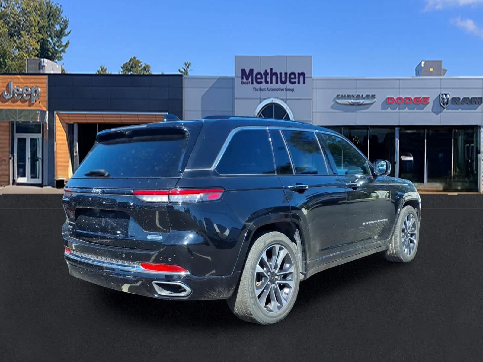 Used 2023 Jeep Grand Cherokee Overland w/ Luxury Tech Group IV AWD/4WD image 3
