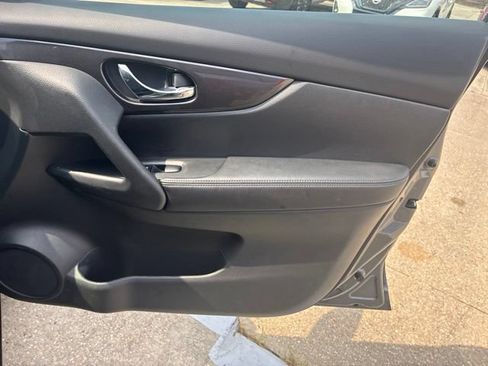 Used 2020 Nissan Rogue SV FWD image 13