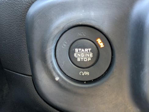 Used 2019 Jeep Wrangler Unlimited Sahara image 24